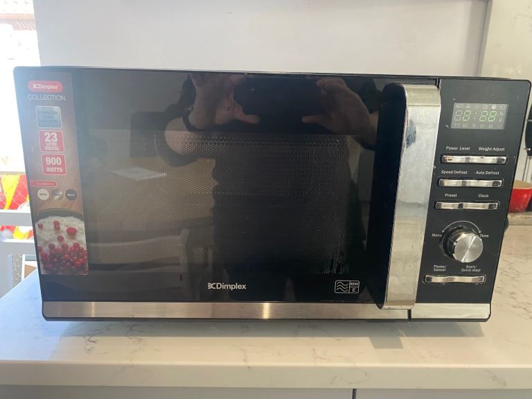Nearly new Dimplex 900w 23ltr microwave oven 
