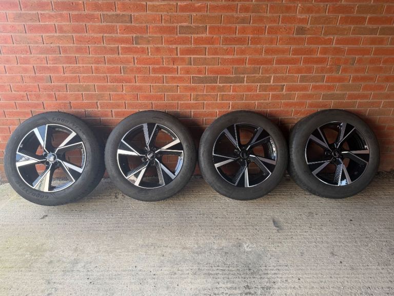 4 X 19 inch Land Rover Discovery, Range Rover Evoque and Freelander 2 Alloy Wheels with Tyres