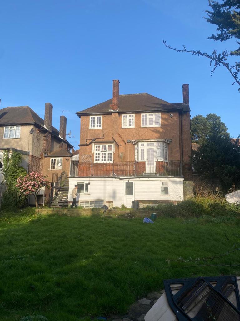 WEMBLEY PARK LARGE EN-SUITE PLUS 3 DOUBLE ROOMS IN BEAUTIFUL HOUSE