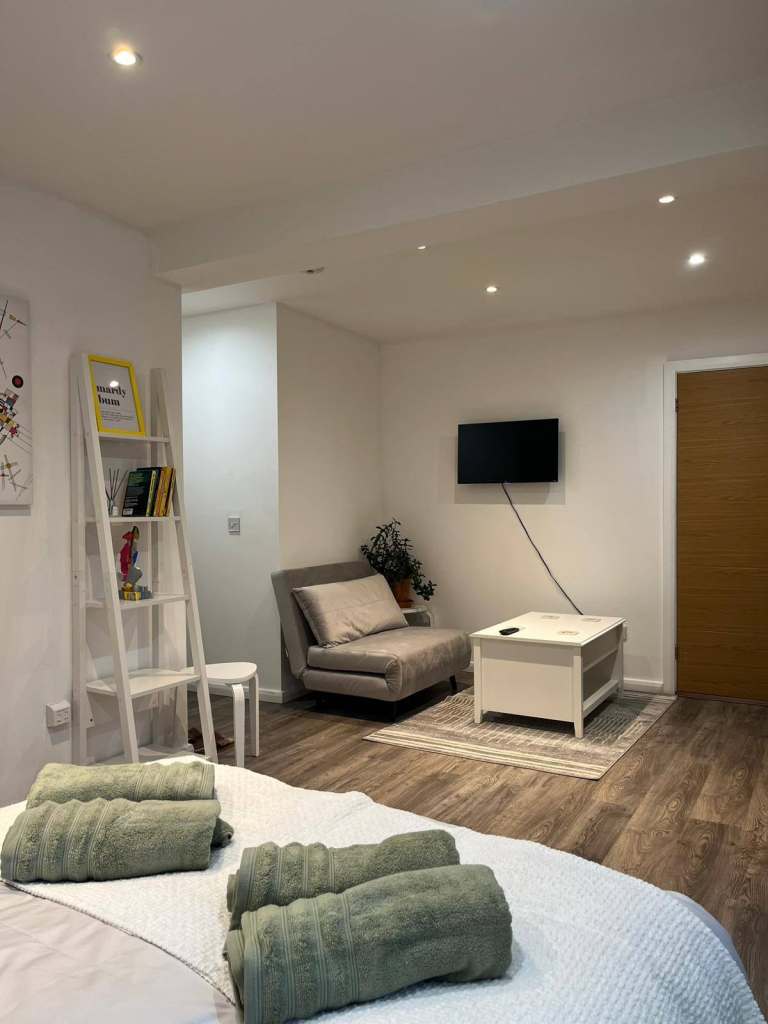 First Floor Studio Flat – 2–3 Mins from Edgware Station | Excellent Location **NO AGENTS**