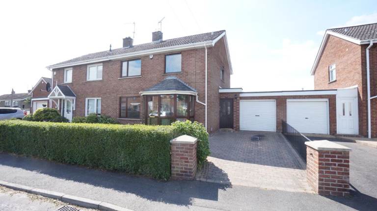 4 bed room house for rent in Lurgan , semi detached houses Close to City Center