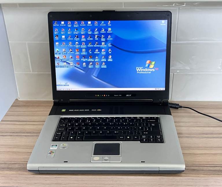 Retro/old school gaming laptop with Windows XP and lots of classic games