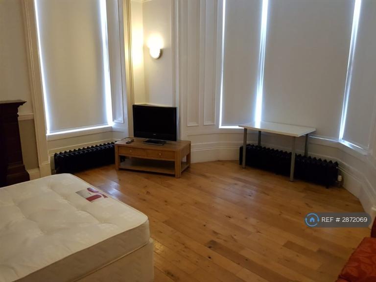 5 bedroom flat in Derby Street, Glasgow, G3 (5 bed) (#2872069)