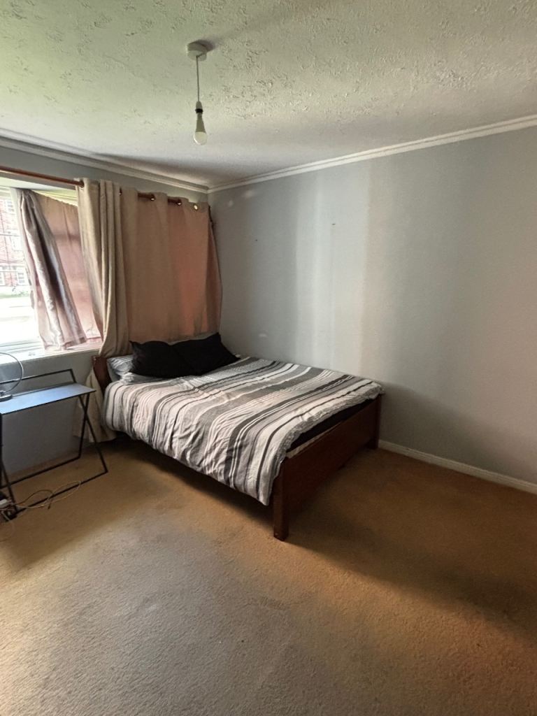 Large Double Room – £850 – Brixton