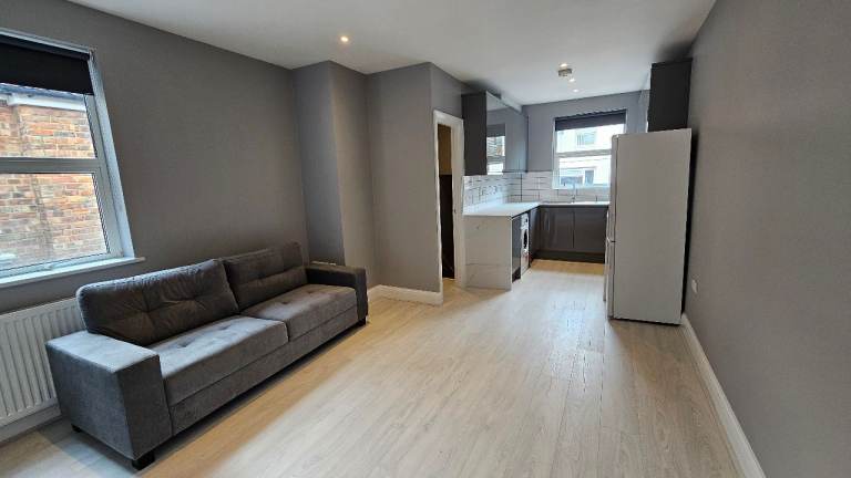 Recently refurbished first floor 3 bedroom flat with garden area in Willesden.