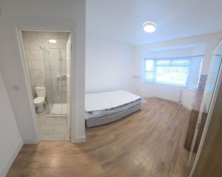 ROOM WITH PRIVATE BATHROOM  - MITCHAM CR4 1EG
