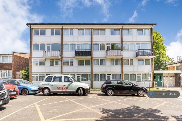 3 bedroom flat in Honeymead, London, N8 (3 bed) (#3045393)
