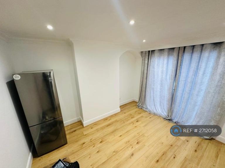 4 bedroom house in South Park Road, Ilford, IG1 (4 bed) (#2712058)