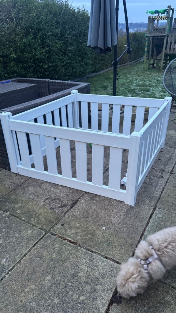Small dog pen / child play pen fence 