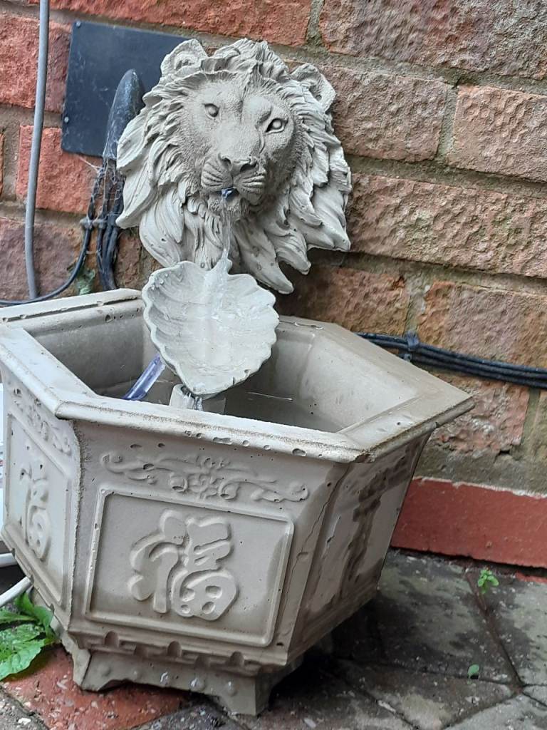 Stone Lion Head Water Feature with Hexagonal Planter
