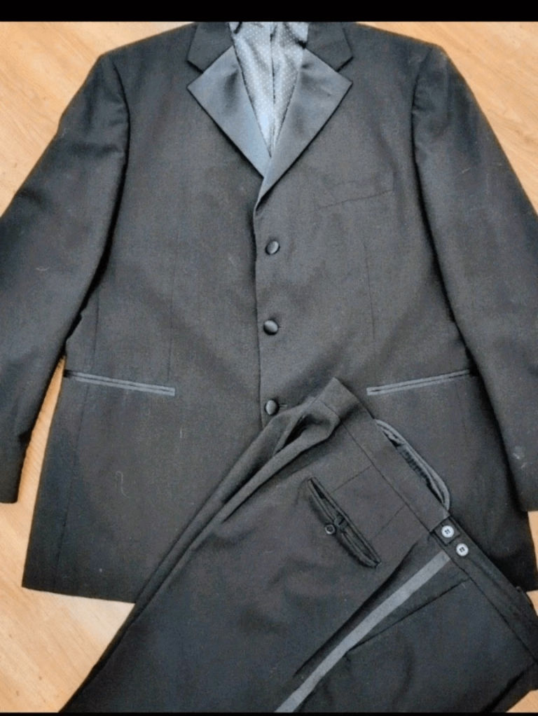 Mens formal black suit 48inc chest 40 waiset