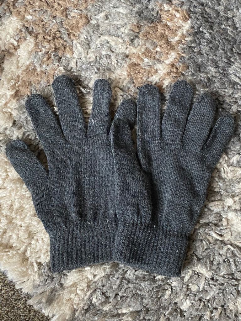 £1 girls gloves. Vgc. Tqy or can post