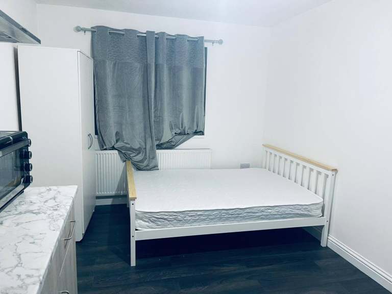 Ground floor Studio flat TO LET close to Gants Hill Station.