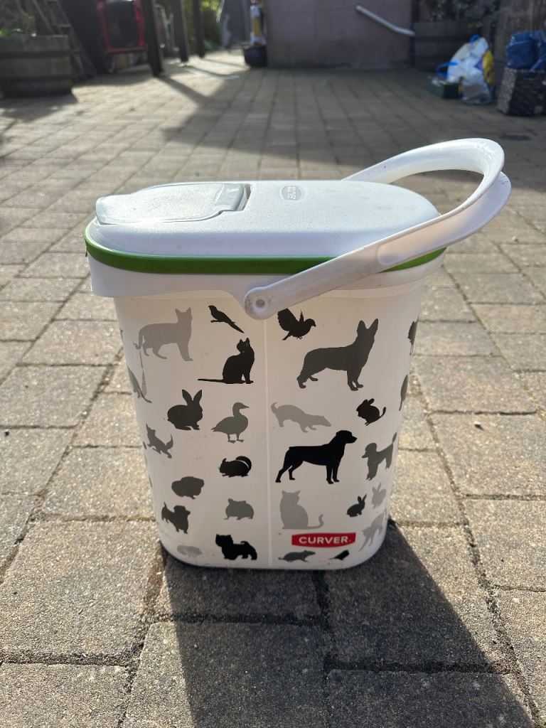 Pet food container