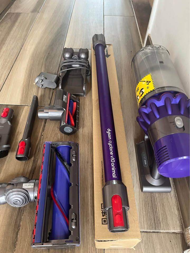 Dyson Cyclone V10 Animal Cordless Vacuum Cleaner with Attachments