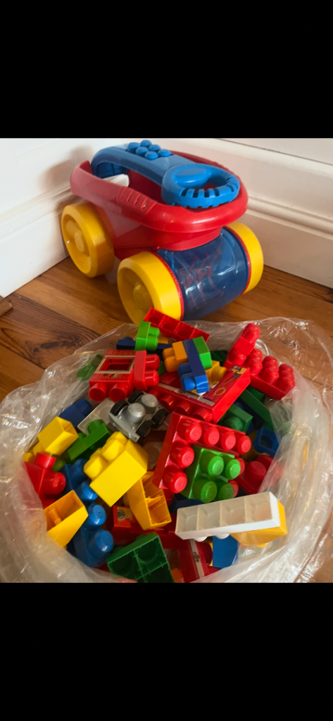 Mega blocks, scooping wagon + plenty of bloc