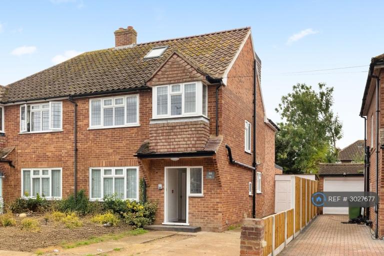 Studio flat in Gordon Road, Ashford, TW15 (#3027677)