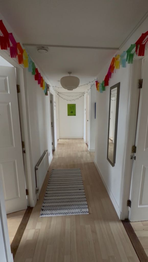 Looking for one flatmate in a 4 room apartment 