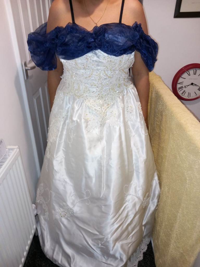 Designer wedding dress pronuptia and accessories 