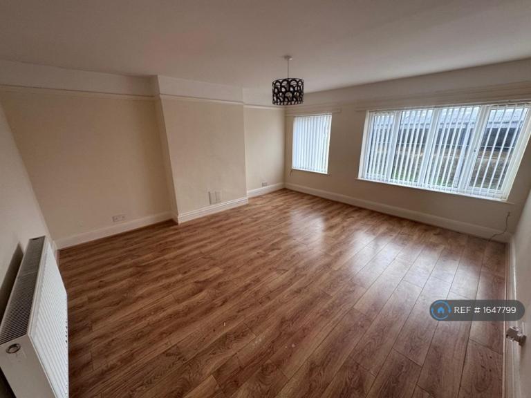 2 bedroom flat in Arrowe Road, Wirral, CH49 (2 bed) (#1647799)
