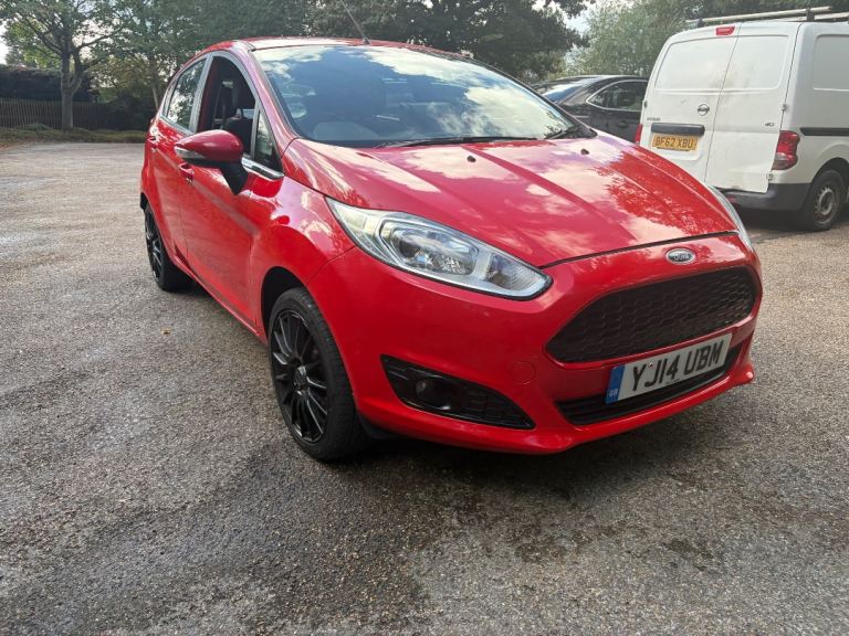 1 OWNER FORD FIESTA 2014 AS NEW PLUS NEW MOT AND SERVICE AND WARRANTY FULL SPEC PLUS APPLE CAR PLAY