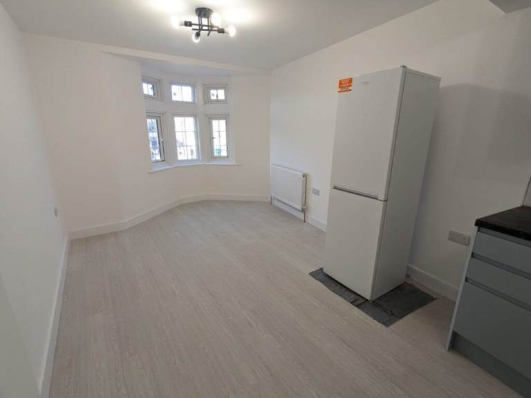 2 BEDROOM FLAT TUDOR WAY SOUTHGATE N14