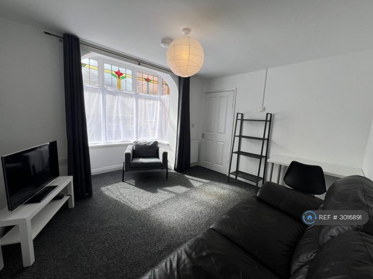 1 bedroom flat in Langley St, Stoke-On-Trent, ST4 (1 bed) (#3016891)