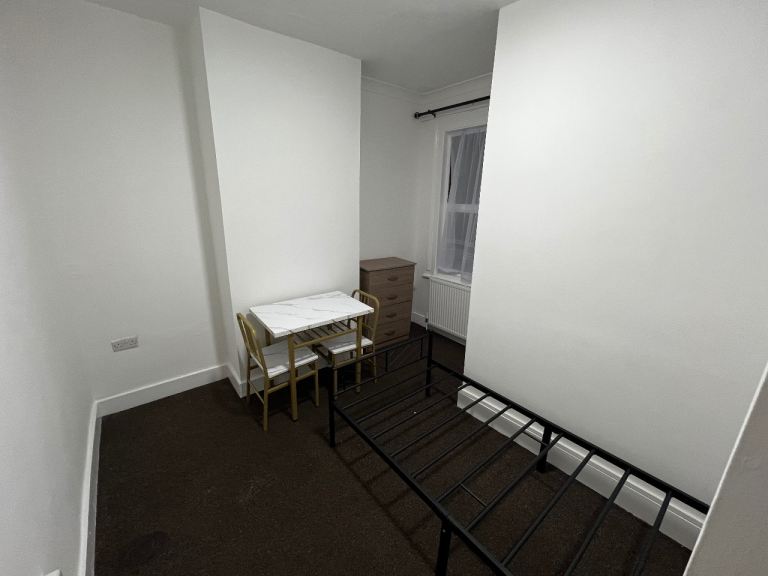 SINGLE ROOM TO LET AT BLOXHALL ROAD, LEYTON LONDON E10 7LW AREA. 