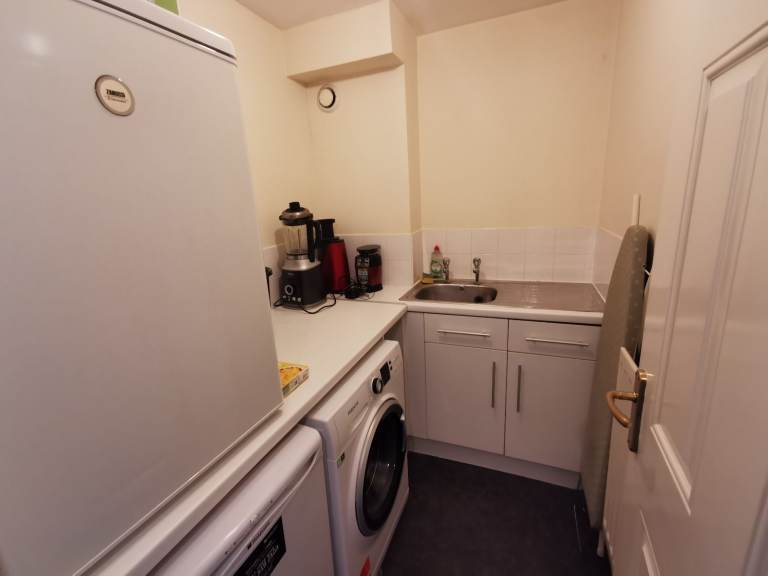 ** Lovely double room in quiet, professional friendly house share - All inclusive **