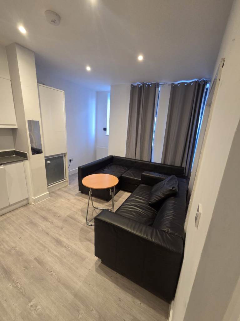 🏡 3-Bedroom Flat To Rent – London Road, Croydon – Available Immediately