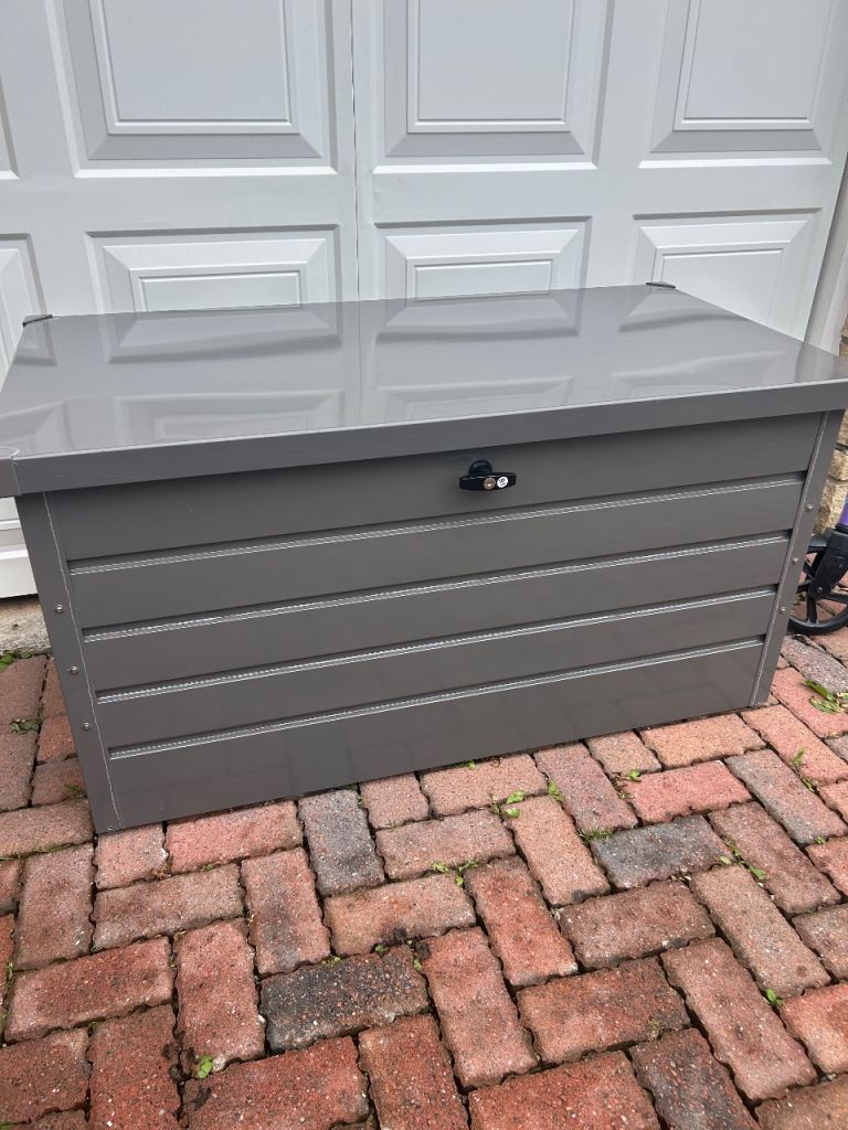 Outdoor storage box