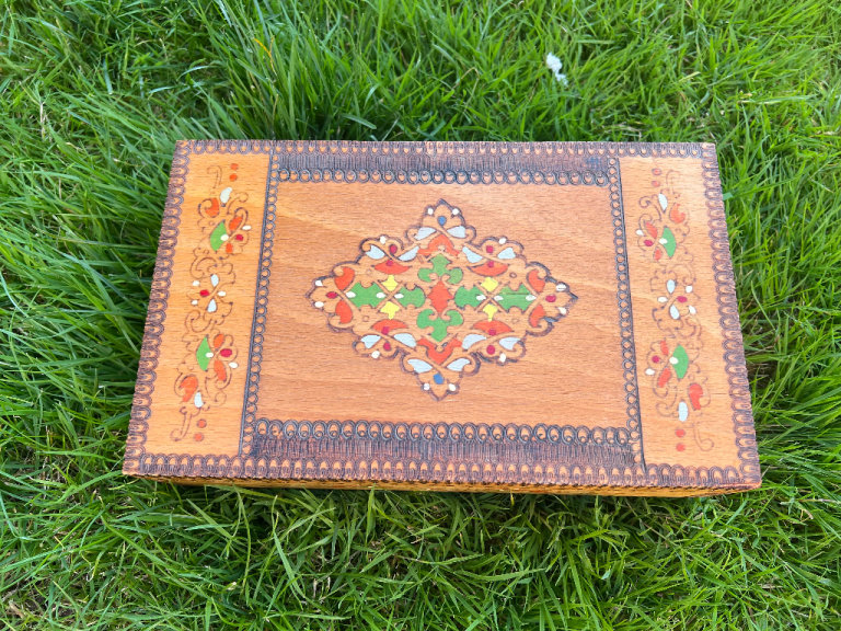 VINTAGE HANDMADE FLORAL PYROGRAPHY FLORAL WOODEN KEEPSAKE JEWELLERY STORAGE BOX