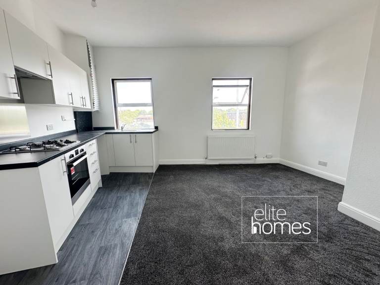 Newly decorated top floor One Bedroom Flat situated in the heart of Harringay N4.