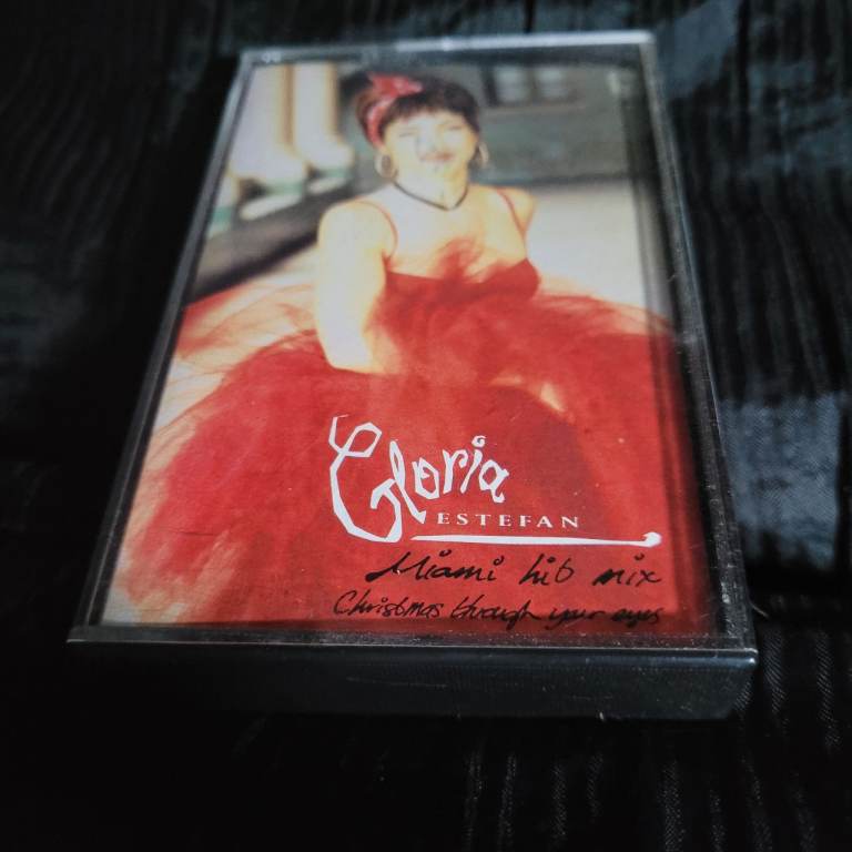 Gloria Estefan - Miami Hit Mix / Christmas Through Your Eyes  cassette.Tape Excellent Condition a11