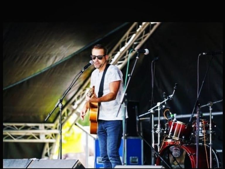 Lead singer/guitarist available