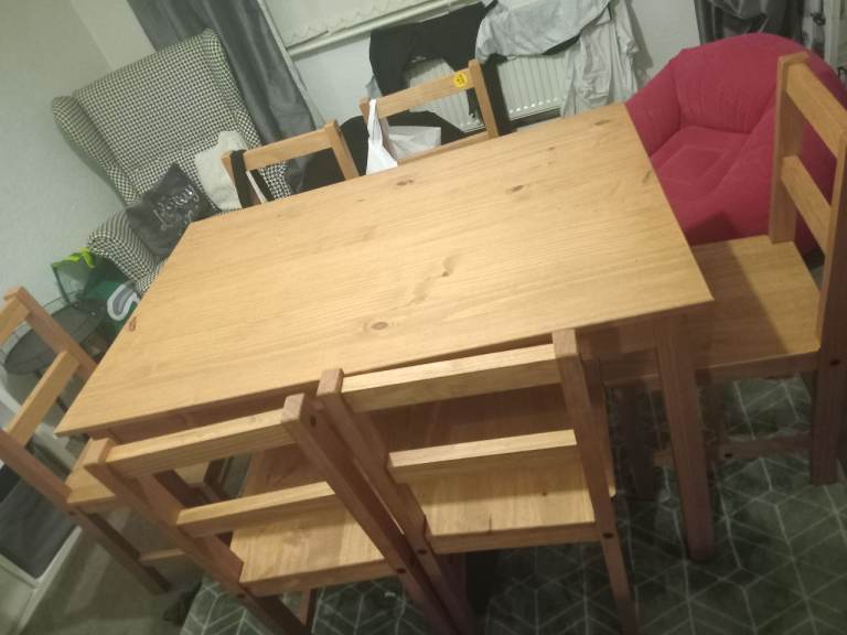 Oak Wooden Dining Table with 6 Chairs – new condition 
