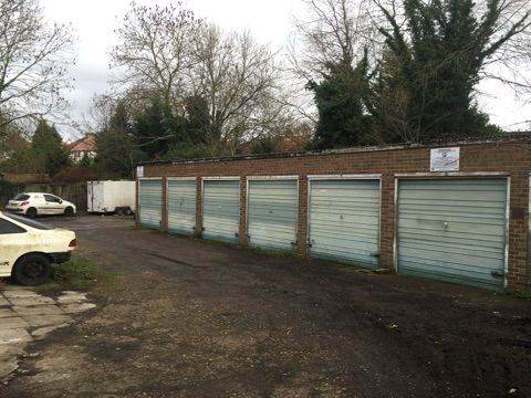 A lock up secure garage moments from the M1 A41 Edgware train station. 