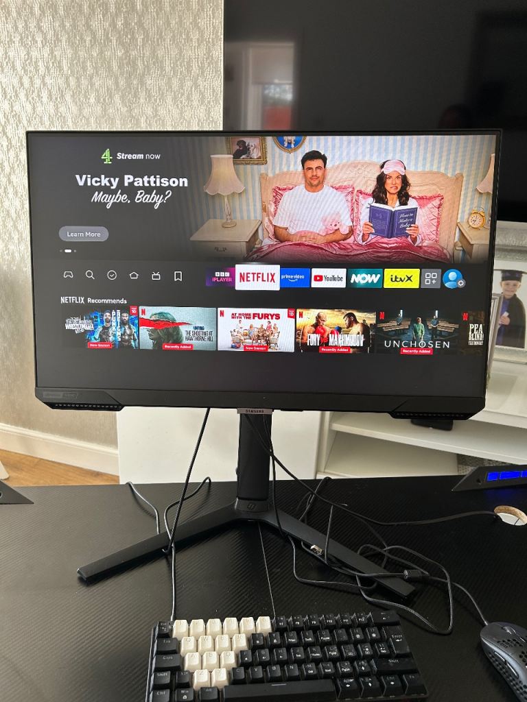 Selling Samsung monitor, keyboard and mouse- excellent condition