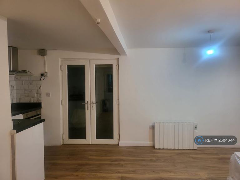 Studio flat in Chadwell Heath, Essex, RM6 (#2684844)