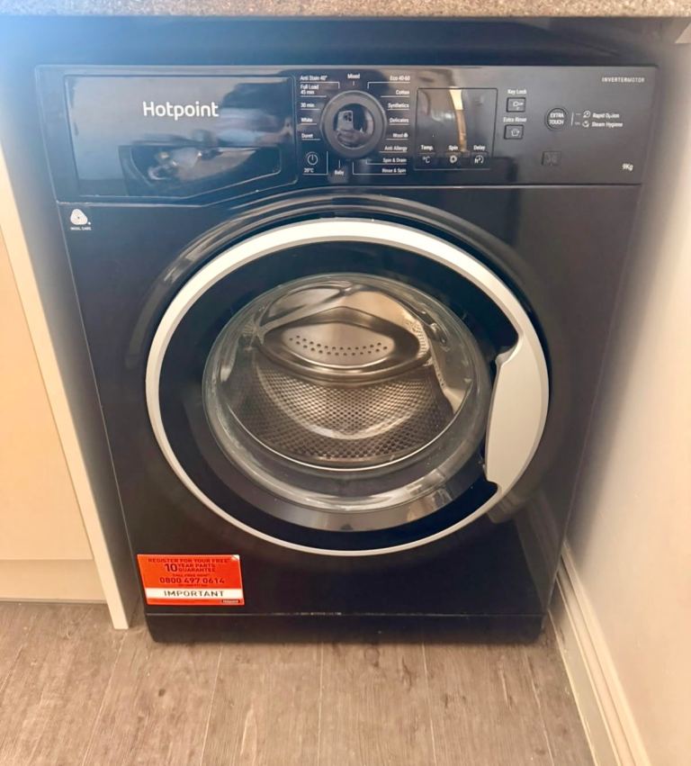 Black 8kg Hotpoint Washing Machine 