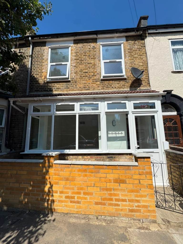 3 bedroom house in e13 to rent