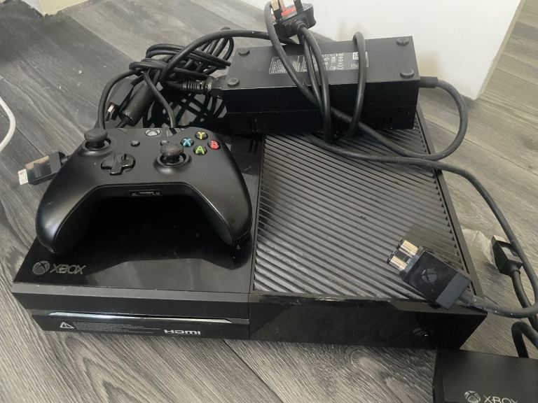 Xbox one console with cordless controller and kinect