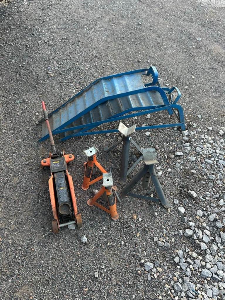 Mechanics bundle: Halfords 2 tonne trolley jack, car ramps, 4 axle stands