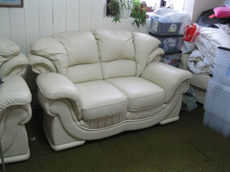 image for CREAM ITALIAN LEATHER 2 SEATER SOFA GUNNISLAKE PL18 9NA