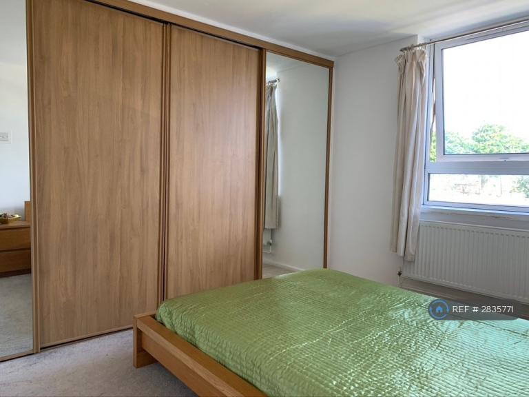 3 bedroom flat in Leven Road, London, E14 (3 bed) (#2835771)