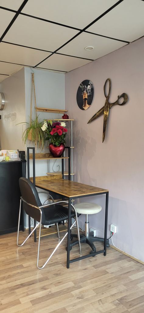 Beauty rooms for rent beautician,waxing  massage, nails etc, hackney hair salon