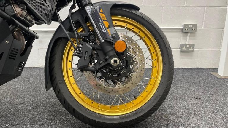 SUZUKI DL1050 TOUR ** FULL LUGGAGE - ENGINE BARS - 12 MONTHS MOT **