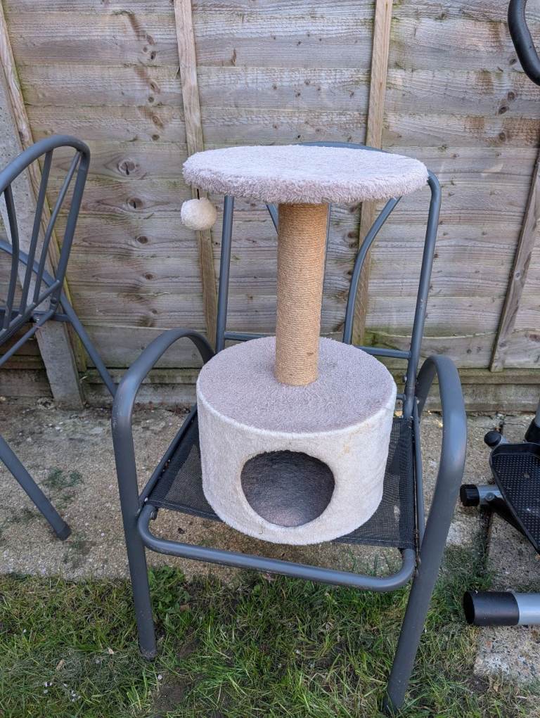 Cat scratcher/play tine