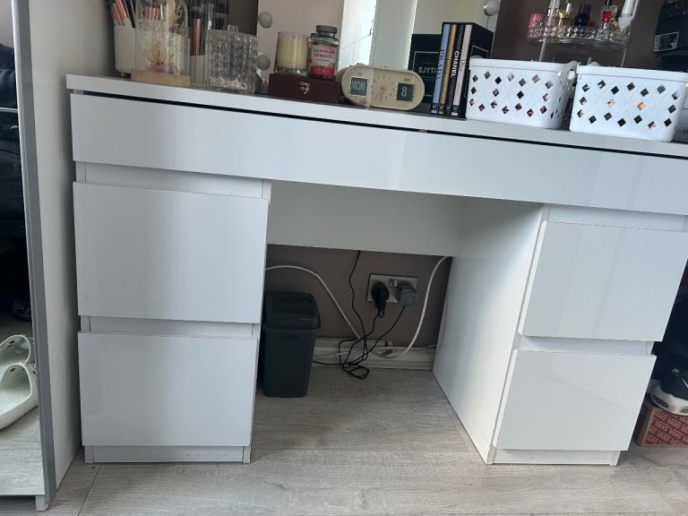 Dressing table 