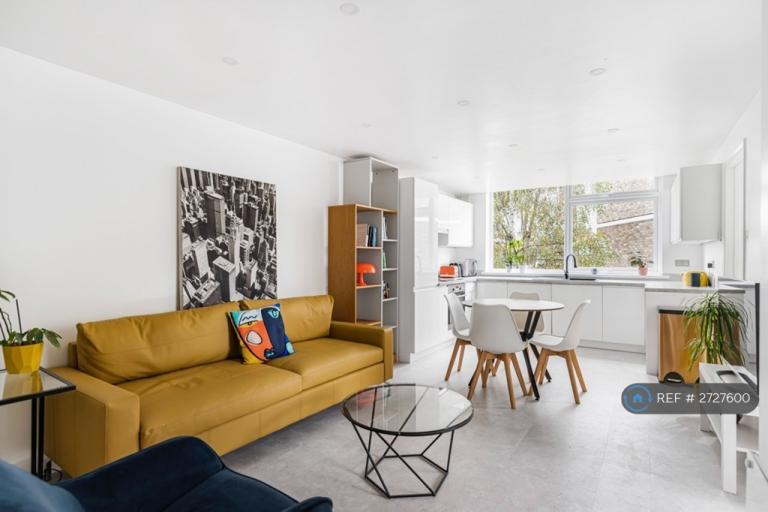 2 bedroom flat in Pickwick Court, London, SE9 (2 bed) (#2727600)